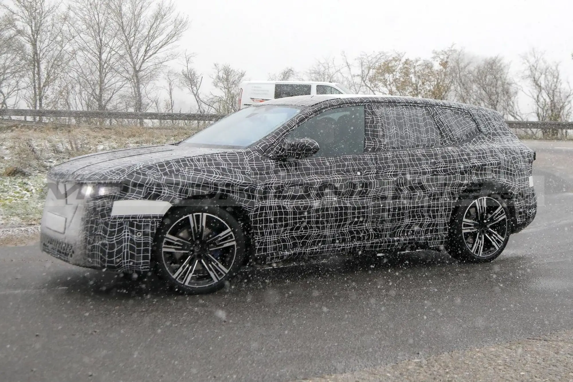 BMW iX3 2025 - Foto Spia 09-12-2023 - 4