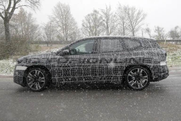 BMW iX3 2025 - Foto Spia 09-12-2023 - 6