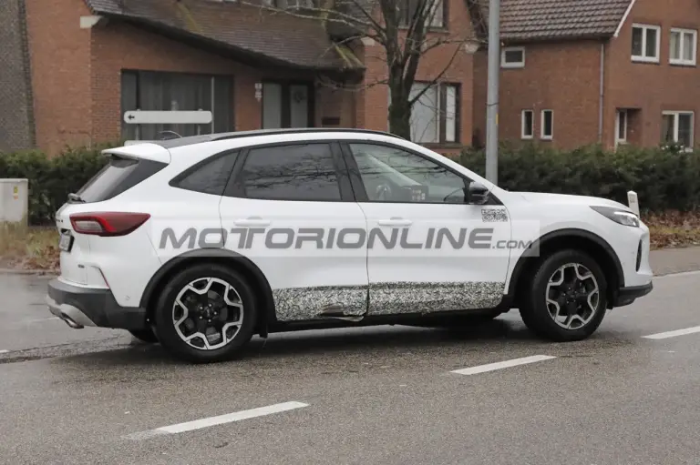 Ford Kuga facelift - Foto spia 14-12-2023 - 9