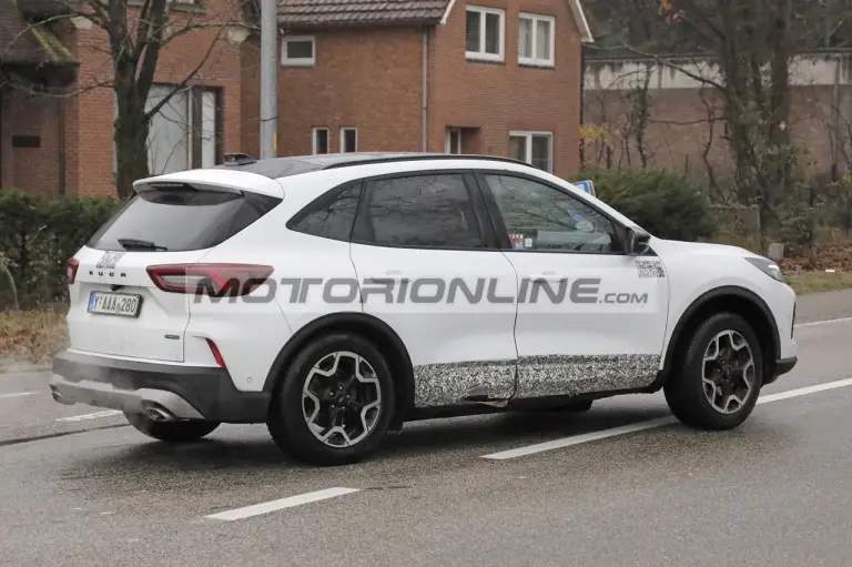 Ford Kuga facelift - Foto spia 14-12-2023 - 7