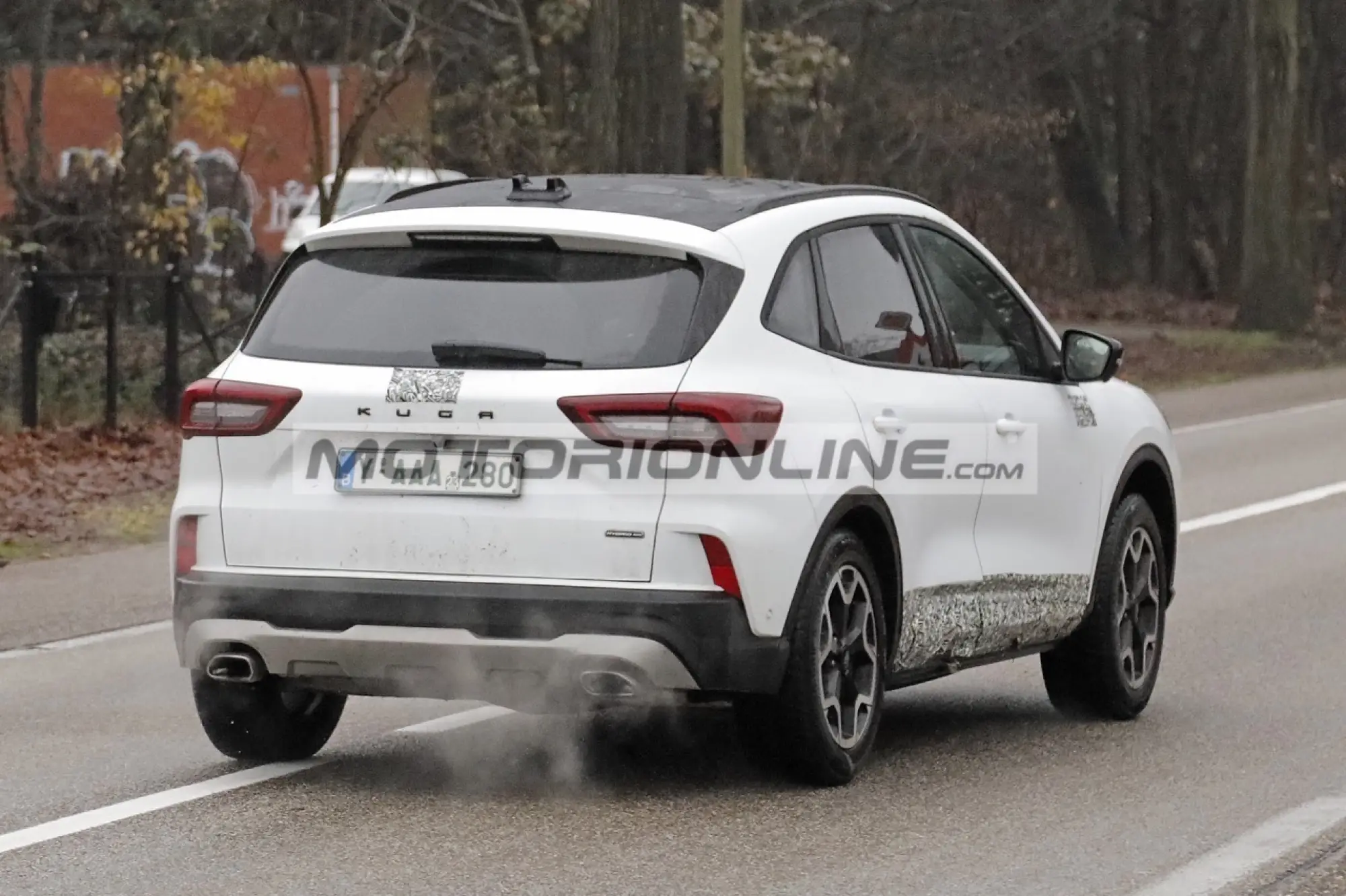 Ford Kuga facelift - Foto spia 14-12-2023 - 11