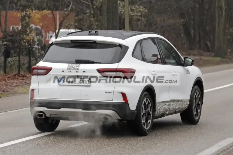 Ford Kuga facelift - Foto spia 14-12-2023 - 11