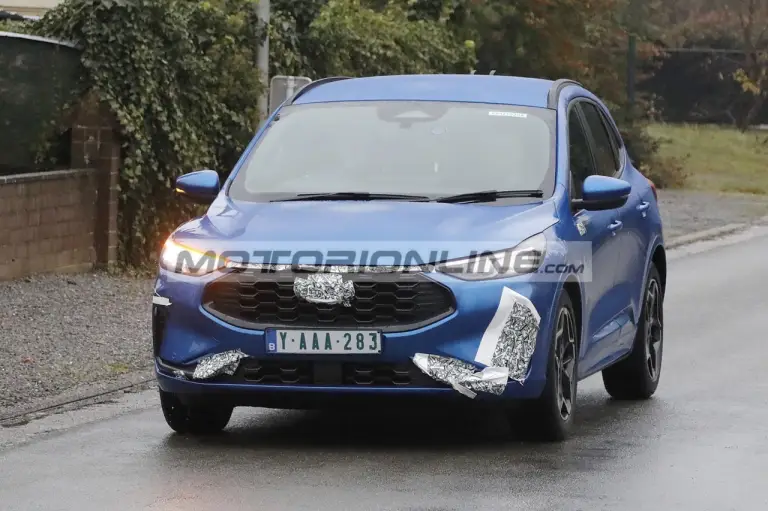 Ford Kuga facelift - Foto spia 14-12-2023 - 12