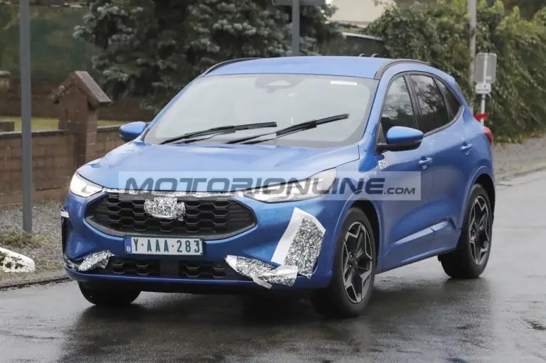 Ford Kuga facelift - Foto spia 14-12-2023 - 15