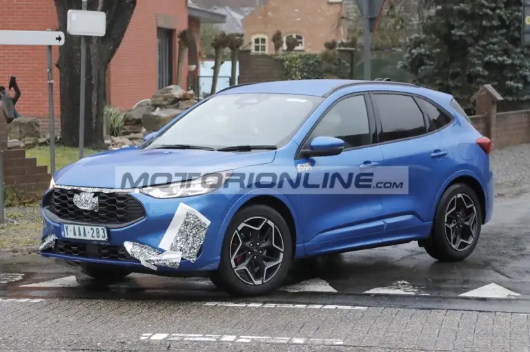 Ford Kuga facelift - Foto spia 14-12-2023 - 14
