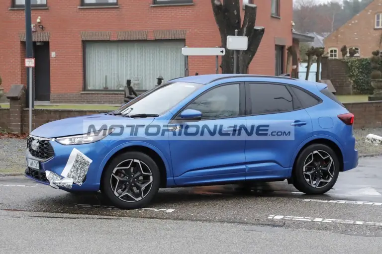 Ford Kuga facelift - Foto spia 14-12-2023 - 16
