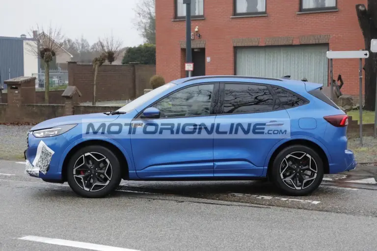 Ford Kuga facelift - Foto spia 14-12-2023 - 22