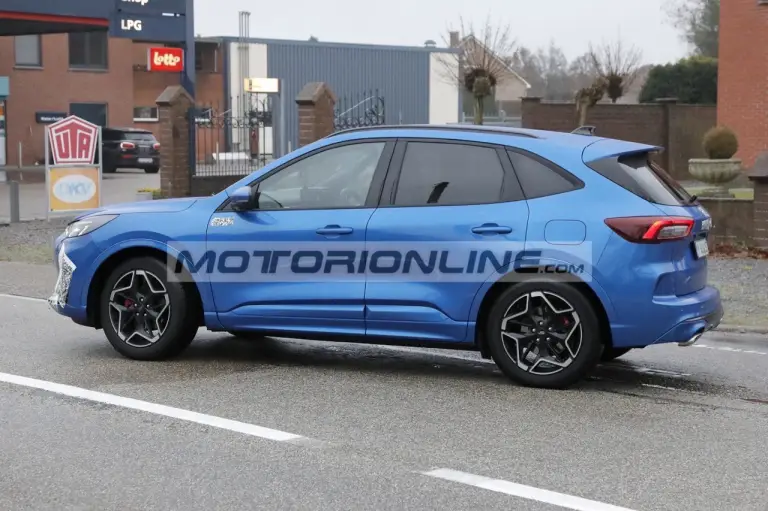 Ford Kuga facelift - Foto spia 14-12-2023 - 17