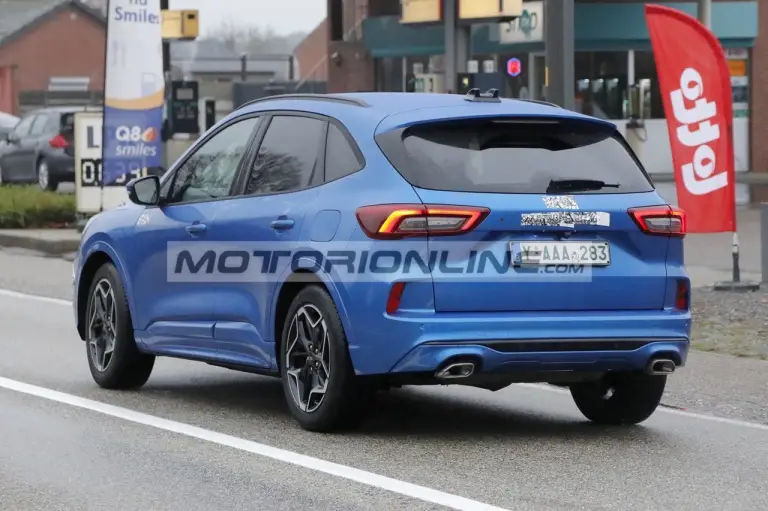 Ford Kuga facelift - Foto spia 14-12-2023 - 19