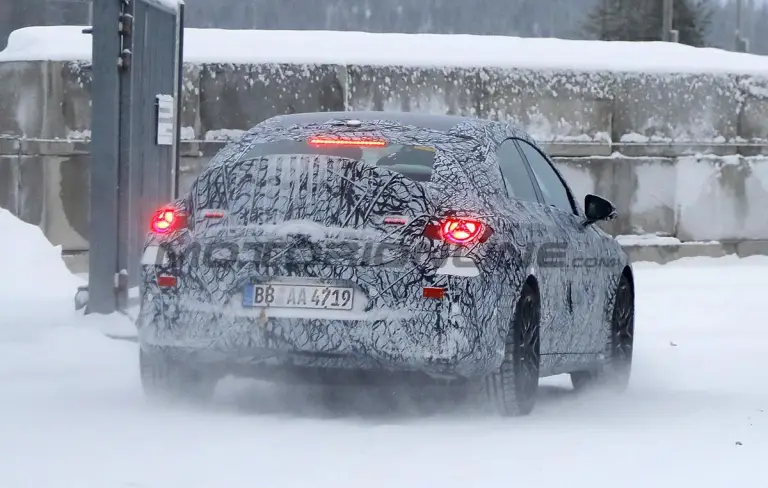 Mercedes-AMG EQA - Foto spia 19-01-2024 - 10