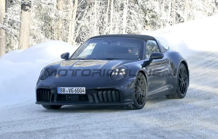 Porsche 911 Targa 2025 - Foto spia 14-02-2024 - 3