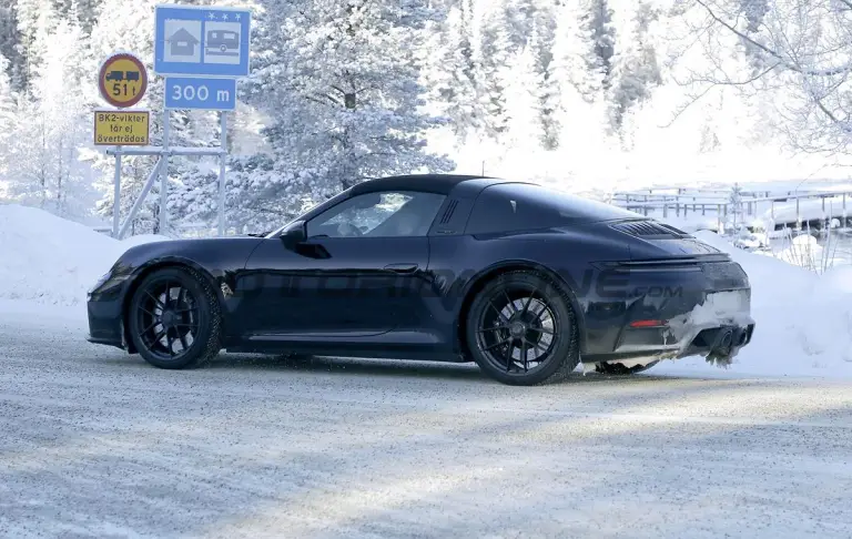 Porsche 911 Targa 2025 - Foto spia 14-02-2024 - 11