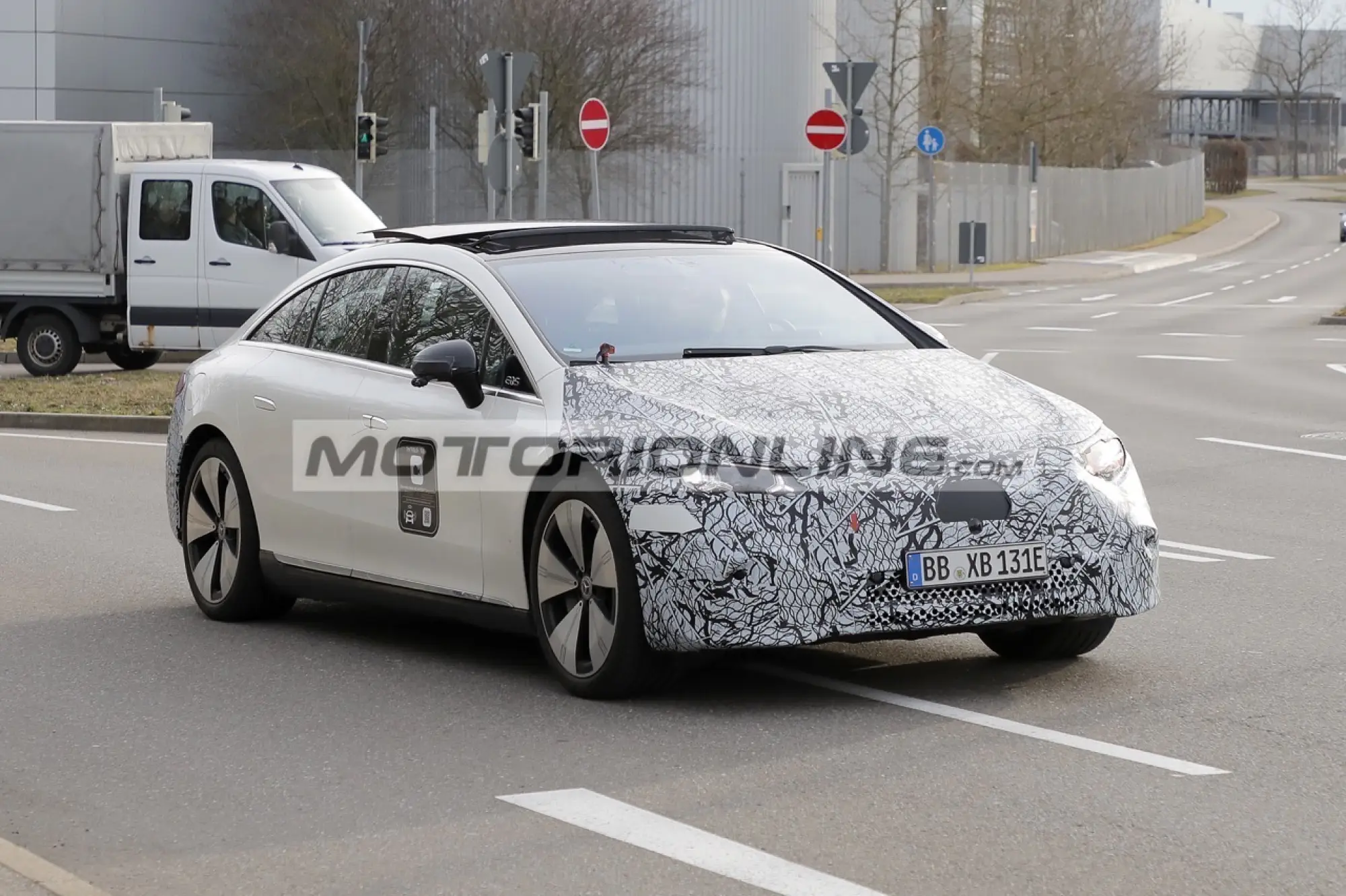 Mercedes EQS facelift - Foto spia 19-2-2024 - 5