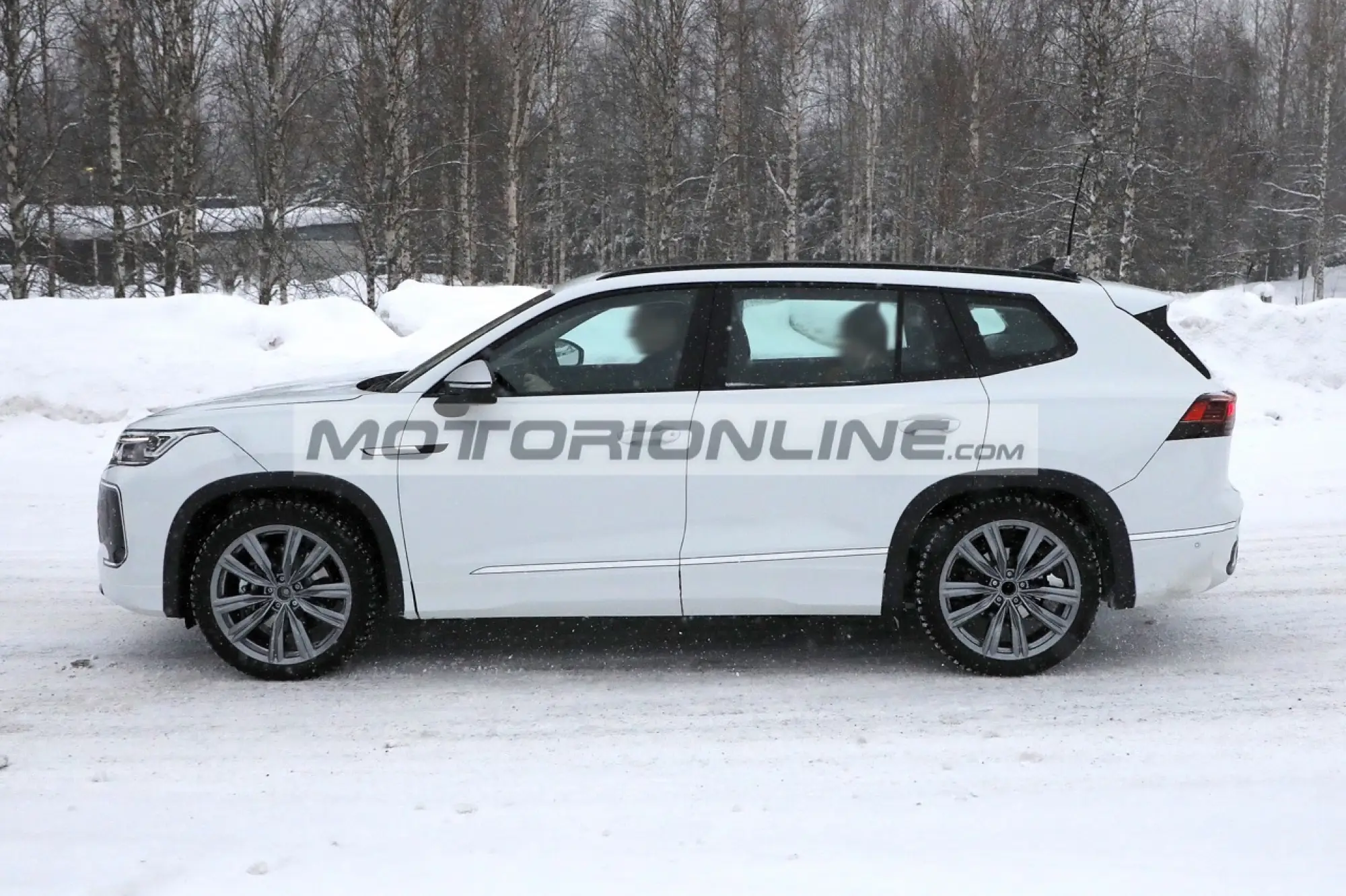 Volkswagen Tayron - Foto spia 22-2-2024 - 4