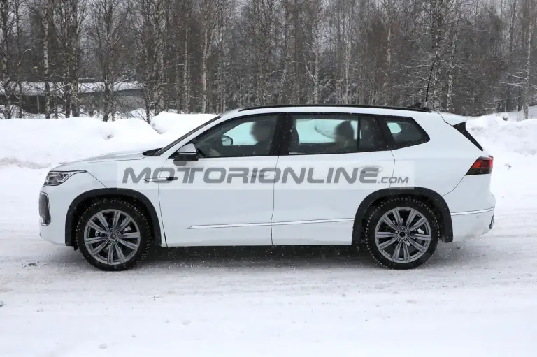 Volkswagen Tayron - Foto spia 22-2-2024 - 4