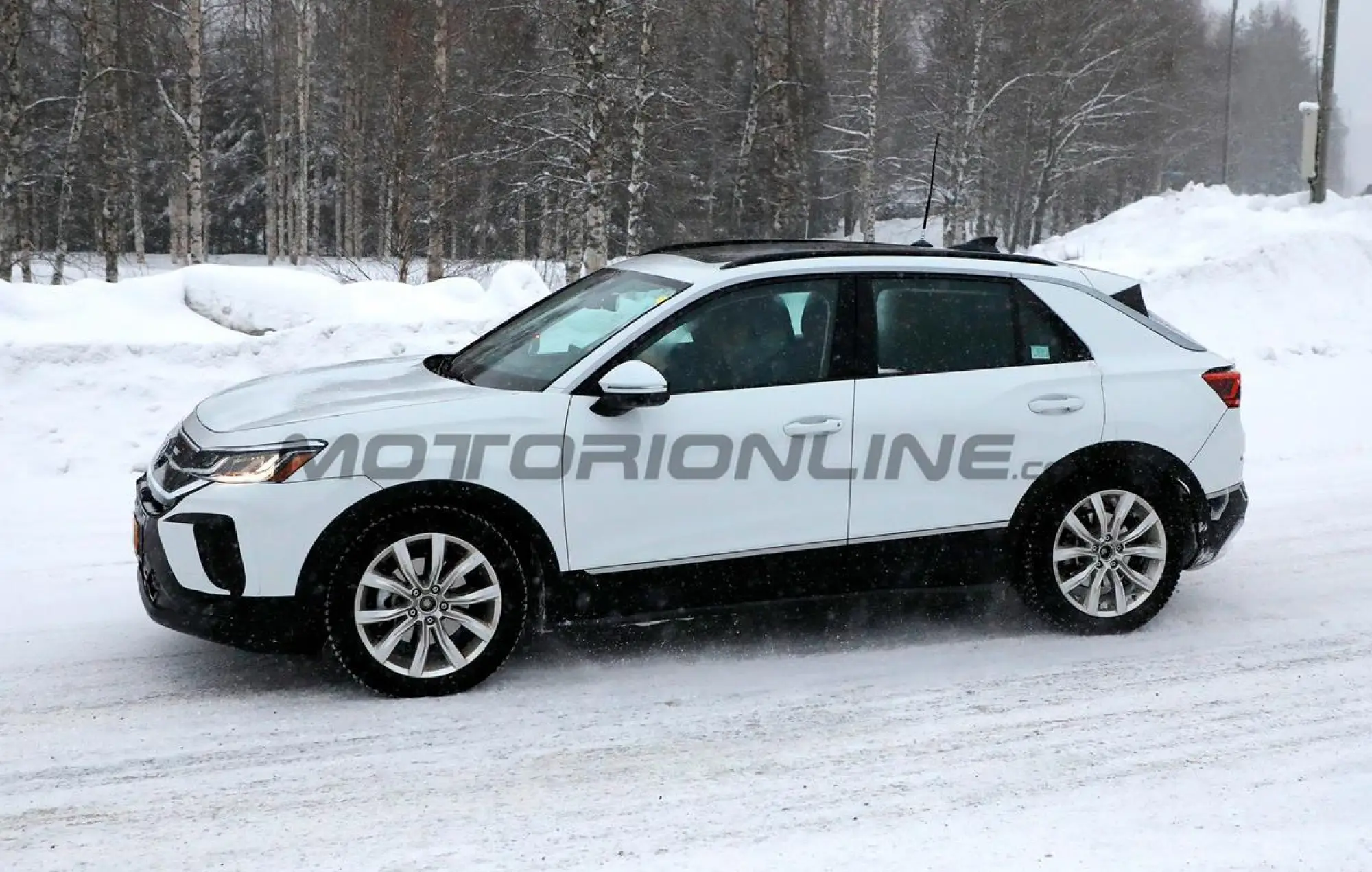 Volkswagen T-Roc 2025 - Foto spia 23-02-2024 - 3