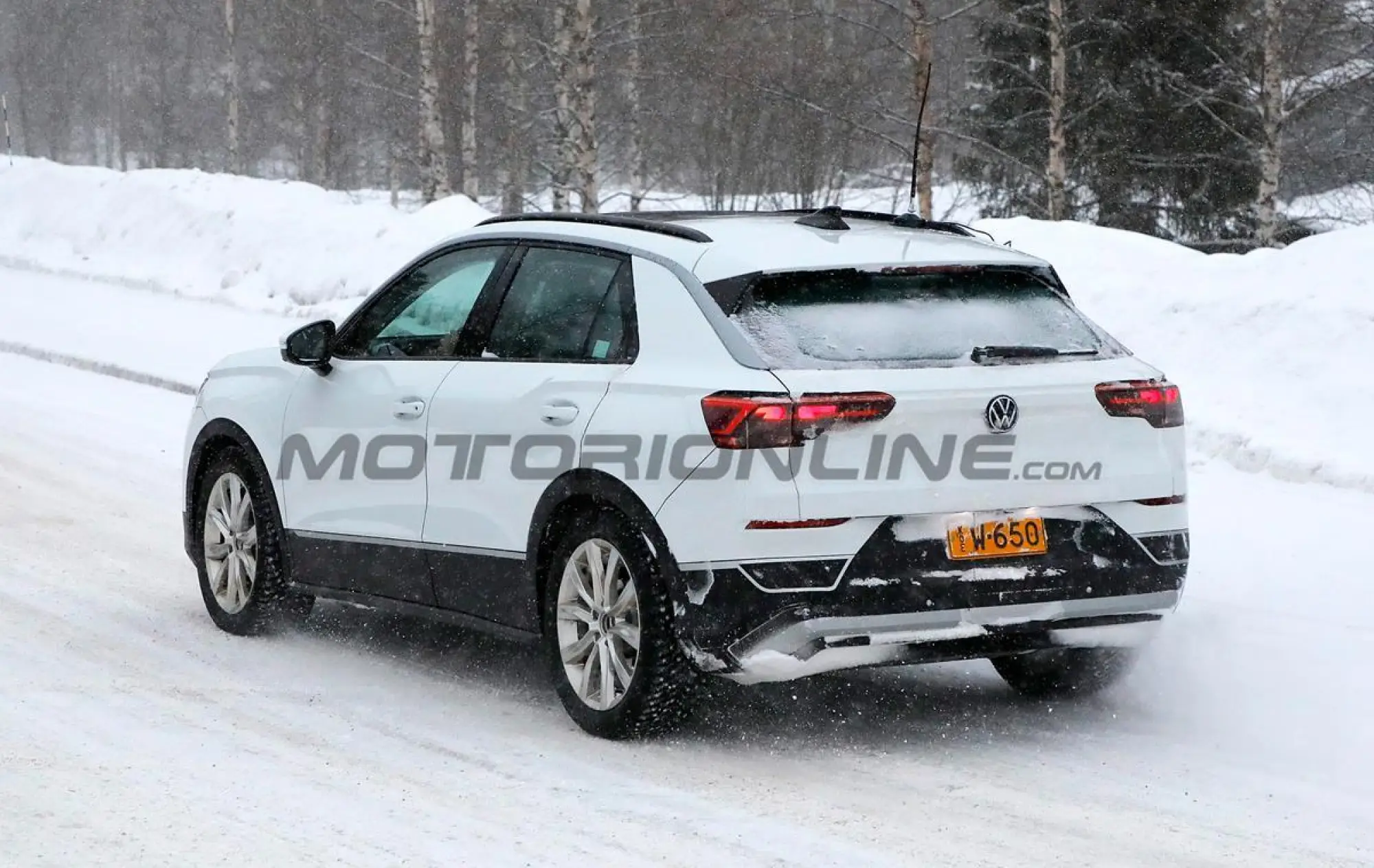 Volkswagen T-Roc 2025 - Foto spia 23-02-2024 - 9