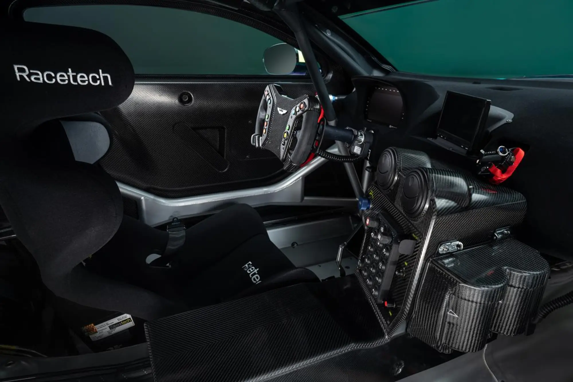 Aston Martin Vantage GT4 2024 - 9