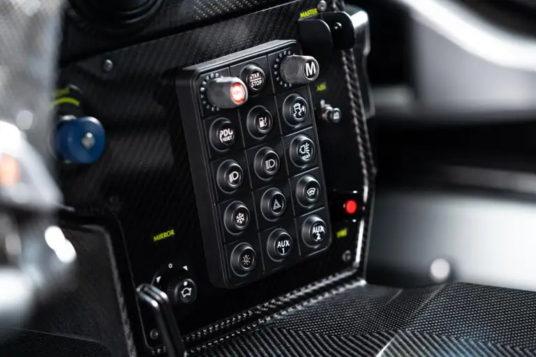 Aston Martin Vantage GT4 2024 - 16