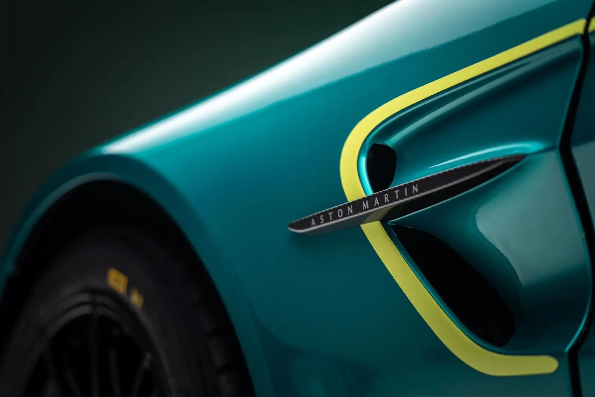 Aston Martin Vantage GT4 2024 - 13