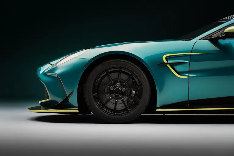 Aston Martin Vantage GT4 2024 - 8