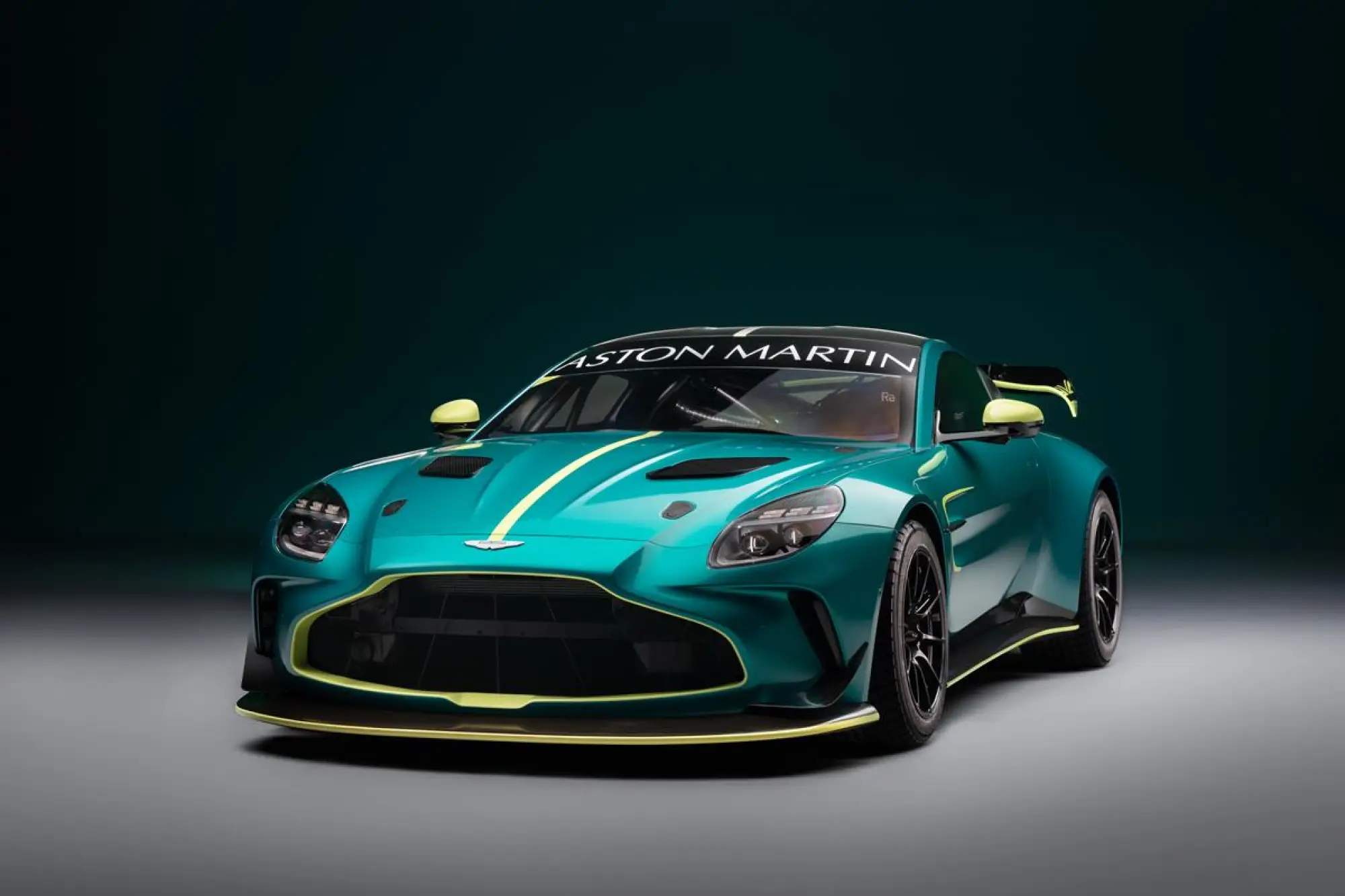 Aston Martin Vantage GT4 2024 - 11