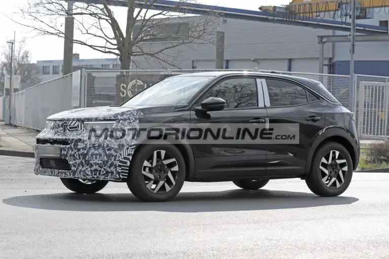 Opel Mokka facelift - Foto spia 28-2-2024 - 18