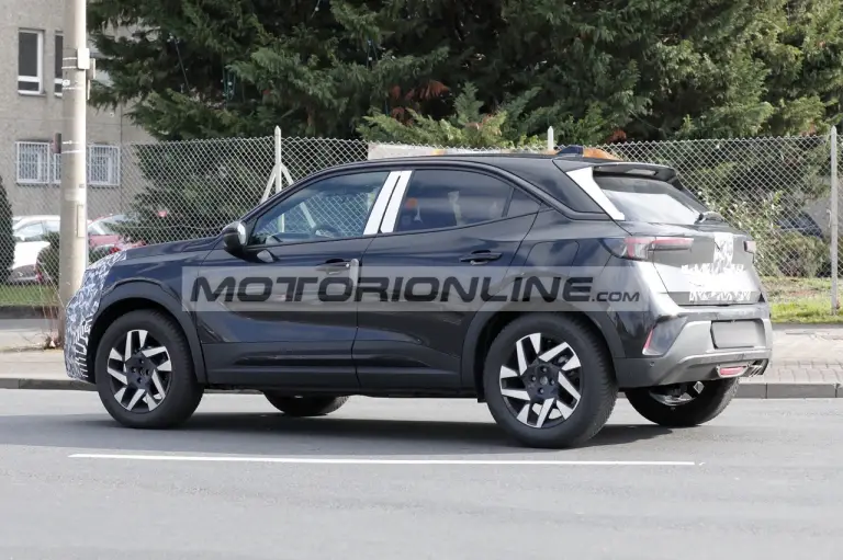 Opel Mokka facelift - Foto spia 28-2-2024 - 17