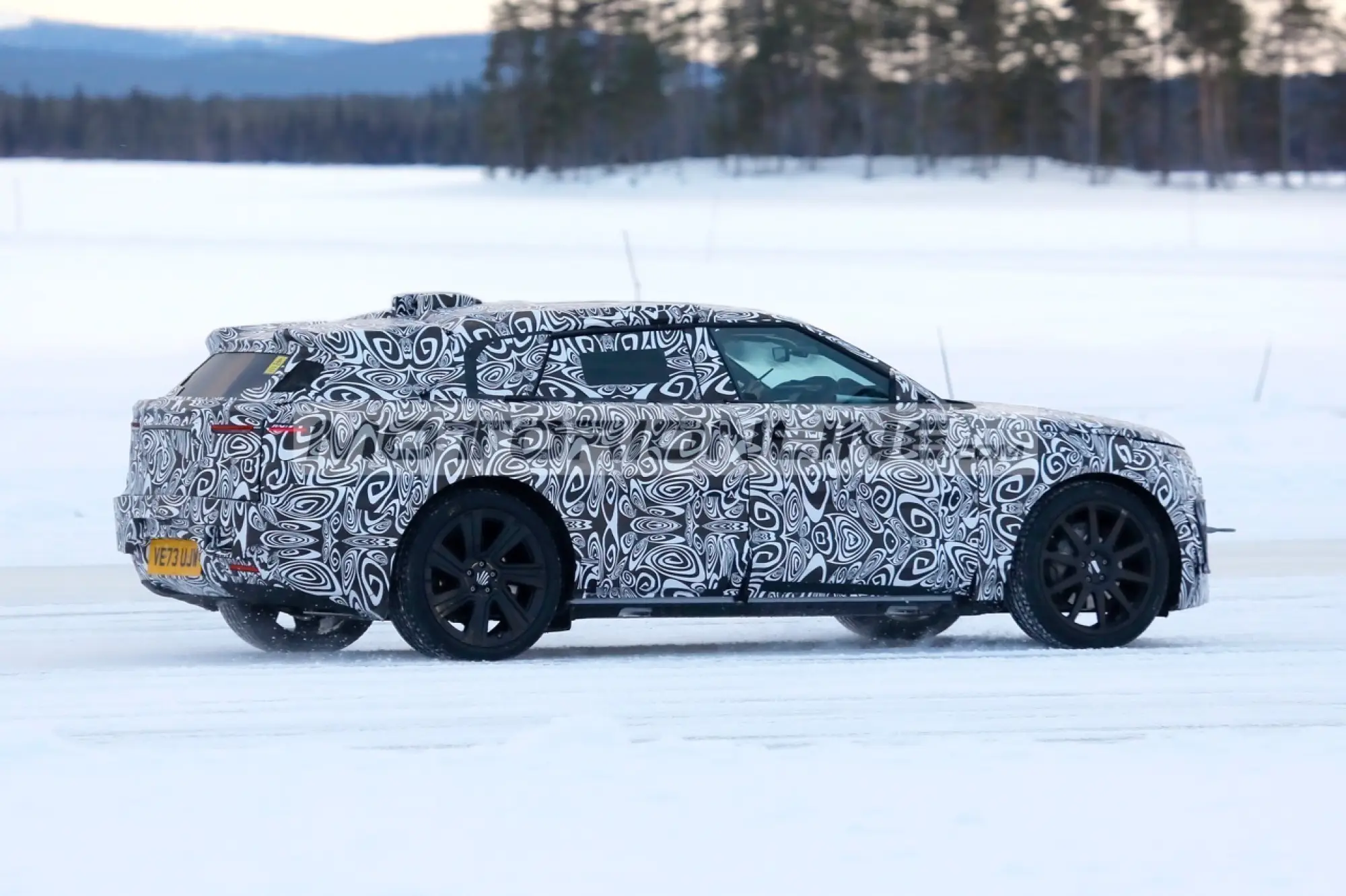 Range Rover EV - Foto spia 4-3-2024 - 11