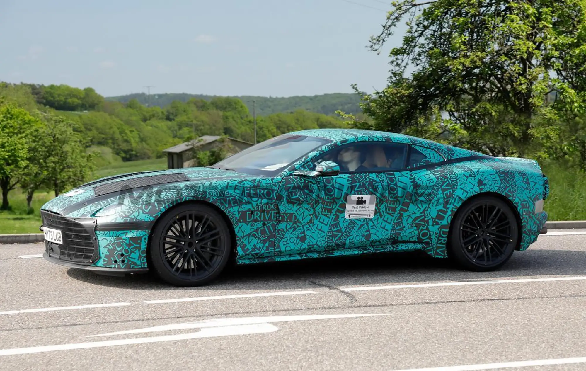 Aston Martin DBS - Foto spia 07-03-2024 - 9