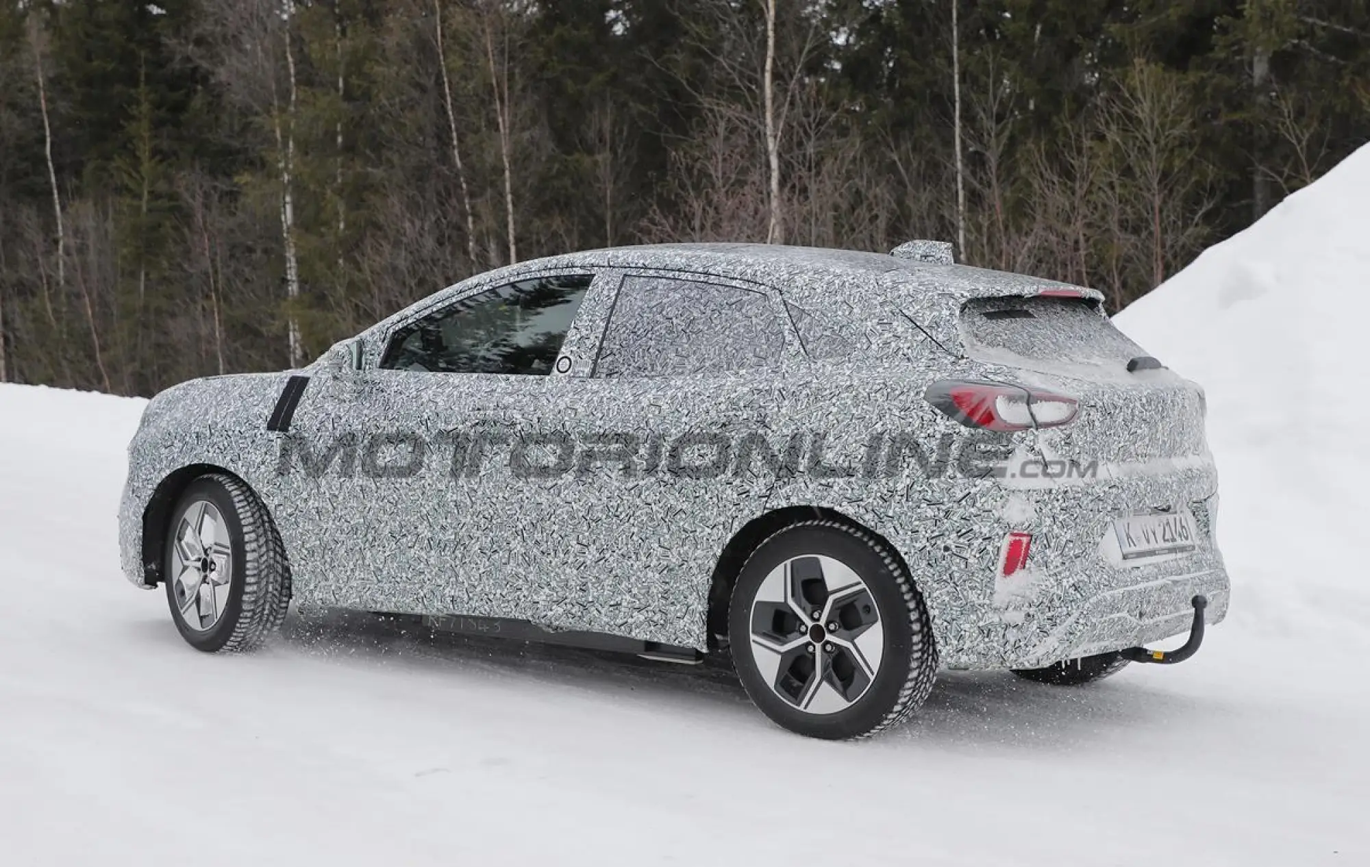 Ford Puma elettrica - Foto spia 18-03-2024 - 11