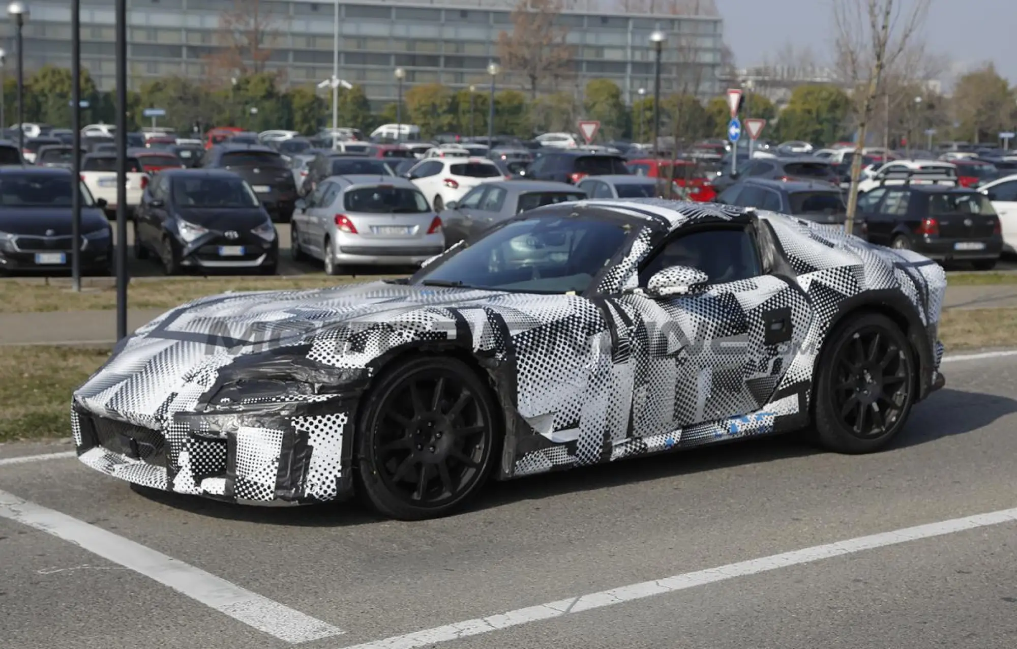 Ferrari 812 successore - Foto spia 21-03-2024 - 15