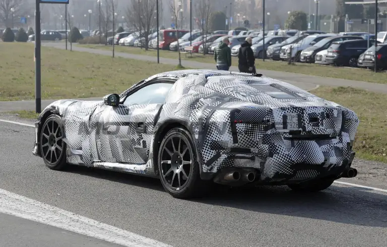 Ferrari 812 successore - Foto spia 21-03-2024 - 21