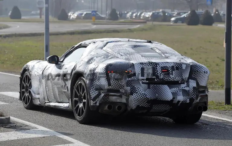 Ferrari 812 successore - Foto spia 21-03-2024 - 18