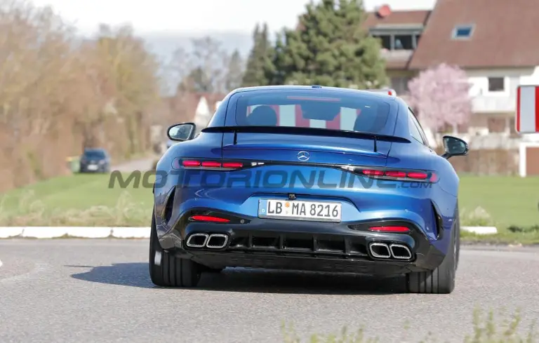 Mercedes-AMG GT 63 Performance non elettrificata - Foto spia 21-03-2024 - 6