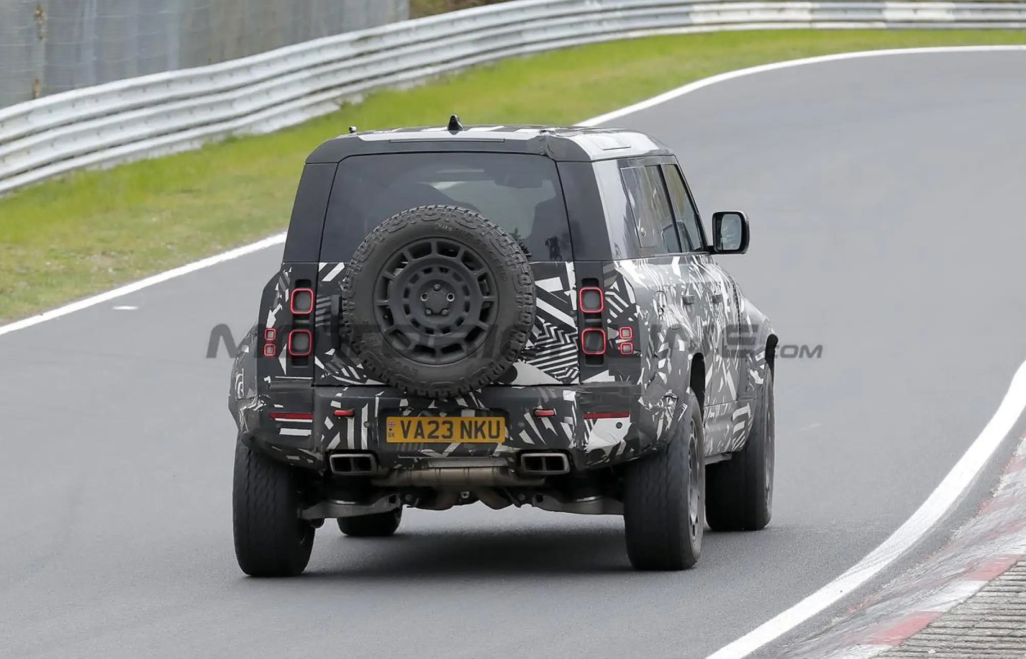 Land Rover Defender Octa - Foto spia 28-03-2024 - 11