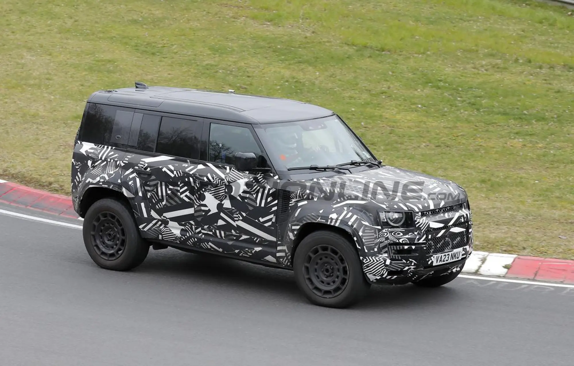 Land Rover Defender Octa - Foto spia 28-03-2024 - 2