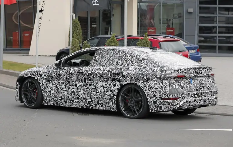 Audi S6 e-tron e RS6 e-tron - Foto spia 22-04-2024 - 21