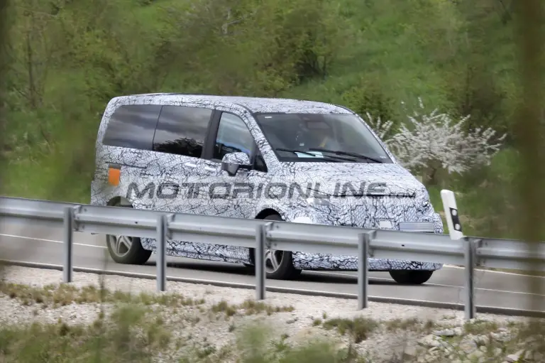 Mercedes EQV - Foto spia 26-4-2024 - 11