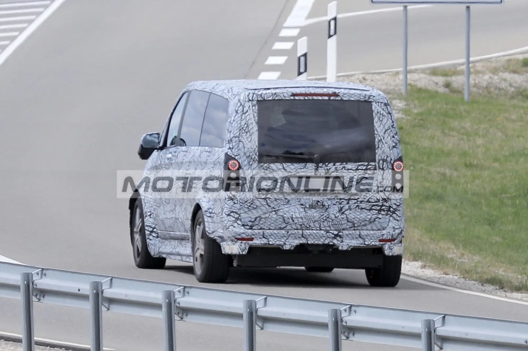 Mercedes EQV - Foto spia 26-4-2024 - 2