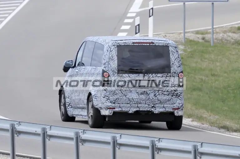 Mercedes EQV - Foto spia 26-4-2024 - 2