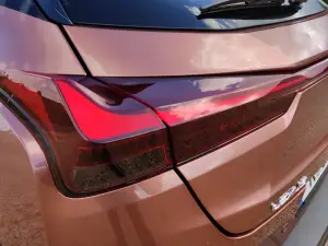 Lexus UX 300h - Prova Bordeaux