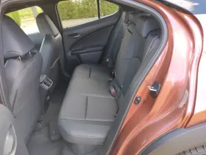 Lexus UX 300h - Prova Bordeaux