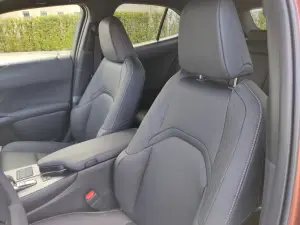 Lexus UX 300h - Prova Bordeaux
