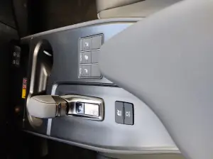 Lexus UX 300h - Prova Bordeaux