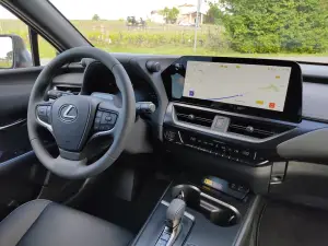 Lexus UX 300h - Prova Bordeaux