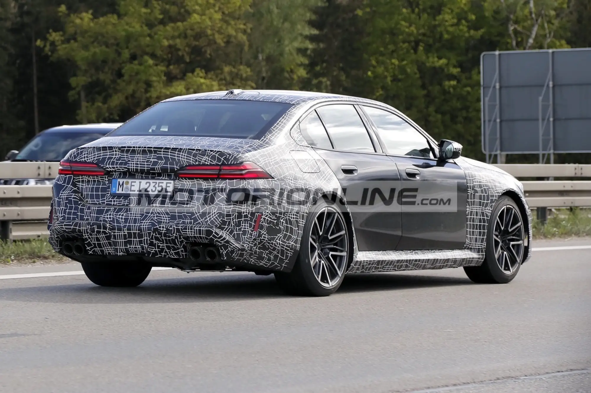 BMW M5 - Foto spia 7-5-2024 - 11