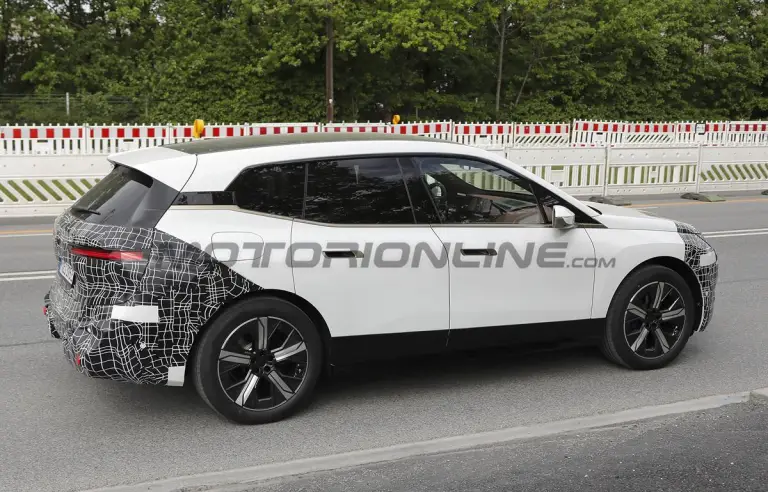 BMW iX 2025 - Foto spia 07-05-2024 - 6