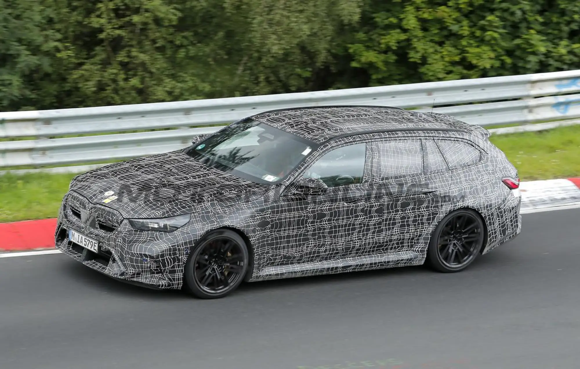 BMW M5 2025 - Foto spia 23-05-2024 - 11