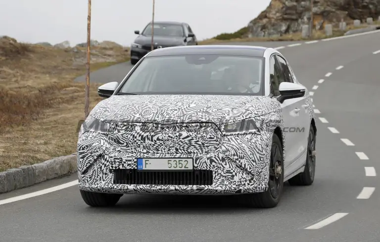 Skoda Enyaq Coupe 2025 - Foto spia 27-05-2024 - 2